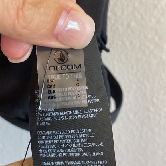 NWT- Volcom SIMPLY SEAMLESS HALTER BIKINI TOP - BLACK- Size large - Picture 7 of 12